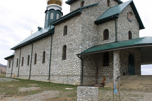 Kamenclub.ru: Галька речная плоская (бело-серая) фр. 100-200-300 мм. купить  в Костроме галька речная плоская серый, белый, бело-серый, серо-белый речная галька плоская  9000 руб/т   фото КАМЕНЬ КЛУБ