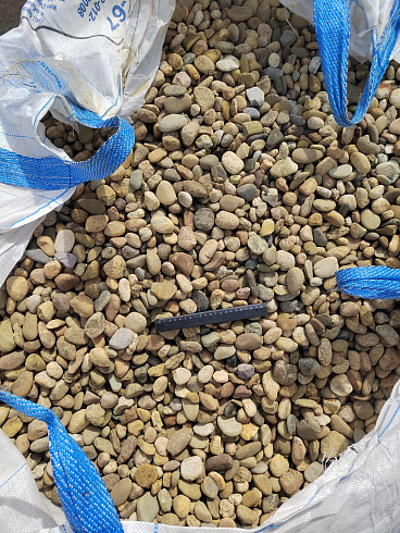 Kamenclub.ru: Галька речная окат рыжая фр. 20-40 мм. купить  в Костроме галька речная окатанная рыжая желтая серая округлая речная галька 5000 руб/т   фото КАМЕНЬ КЛУБ