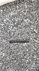 Kamenclub.ru: Щебень галтованный черный (мрамор) фр.10-20 мм.  купить в Костроме мрамор черный с белыми прожилками, черный, белый окатанный округлый ландшафтный декоративный щебень 15000 руб/т   фото КАМЕНЬ КЛУБ