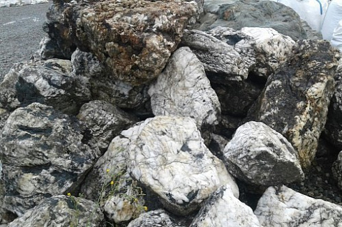 Kamenclub.ru: Черный гранит - кварцит фр. 500-1000 мм.  купить в Костроме гранит кварцит черный серый белый скальный колотый валун 9750 руб/т   фото КАМЕНЬ КЛУБ