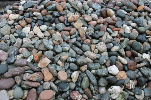 Kamenclub.ru: Галька окат (цветная картошка) фр. 50-100 мм. купить  в Костроме галька природная окатанная серый белый цветной синий темно-серый коричневый округлый галечник окатанный 6800 руб/т   фото КАМЕНЬ КЛУБ