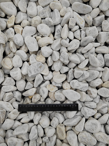 Kamenclub.ru: Мраморная крошка (щебень галтованный белый) фр.40-70 мм.  купить в Костроме мрамор белый молочный айвори окатанный округлый природный камень 17000 руб/т   фото КАМЕНЬ КЛУБ