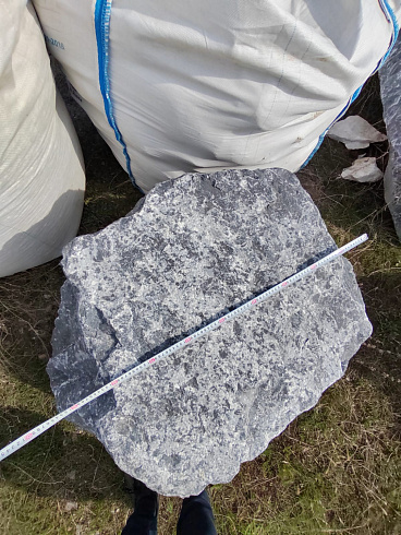 Kamenclub.ru: Черный мрамор скальник фр. 1000-1500 мм.  купить в Костроме мрамор черный белый серый крупный колотый валун ландшафтный 9000 руб/т   фото КАМЕНЬ КЛУБ