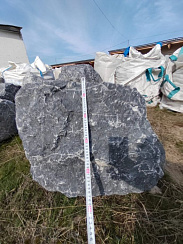 Kamenclub.ru: Черный мрамор скальник фр. 1000-1500 мм.  купить в Костроме мрамор черный белый серый крупный колотый валун ландшафтный 9000 руб/т   фото КАМЕНЬ КЛУБ