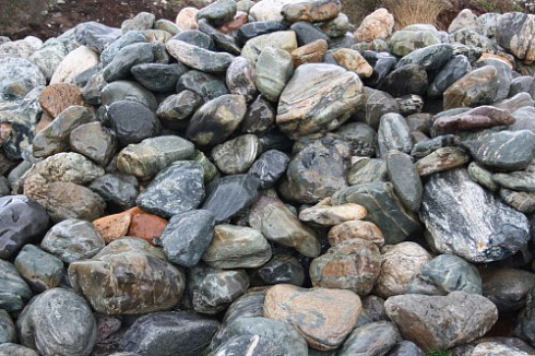 Kamenclub.ru: Ландшафтные валунчики фр.100-500 мм.  купить в Костроме крупный природный камень серый, темно-серый, светло-серый речной валун крупный 4800 руб/т   фото КАМЕНЬ КЛУБ