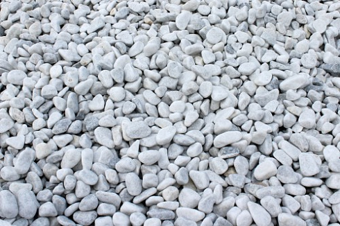 Kamenclub.ru: Щебень галтованный белый (мрамор) фр.5-10 мм.  купить в Костроме мрамор белый, айвори, молочный каменная мраморная декоративная ландшафтная крошка 17000 руб/т   фото КАМЕНЬ КЛУБ