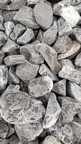 Kamenclub.ru: Щебень галтованный черный (мрамор) фр.40-70 мм.  купить в Костроме мрамор черный с белыми прожилками, черный, белый щебень галтованный округлый 13500 руб/т   фото КАМЕНЬ КЛУБ