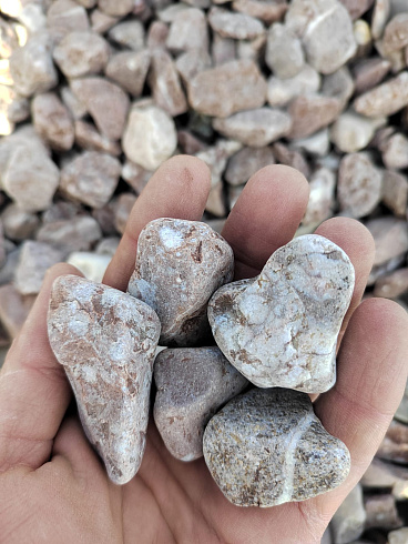 Kamenclub.ru: Мраморная крошка (щебень галтованный розовый) фр.20-40 мм.  купить в Костроме мрамор розовый, красный оголтованный округлый щебень  15000 руб/т   фото КАМЕНЬ КЛУБ