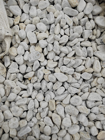 Kamenclub.ru: Мраморная крошка (щебень галтованный белый) фр.40-70 мм.  купить в Костроме мрамор белый молочный айвори окатанный округлый природный камень 17000 руб/т   фото КАМЕНЬ КЛУБ