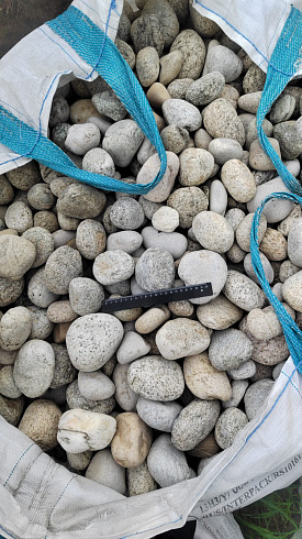 Kamenclub.ru: Галька речная окат (серо-белая) фр. 70-120 мм купить  в Костроме галька галечник бело-серая, серо-белая, серая, белая речная природная галька  8000 руб/т   фото КАМЕНЬ КЛУБ