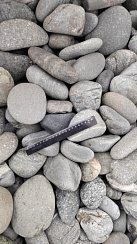 Kamenclub.ru: Галька речная окат (темно-серая) фр. 70-150 мм. купить  в Костроме галька речная темно-серая, синяя, серая речная галька округлая  8000 руб/т   фото КАМЕНЬ КЛУБ