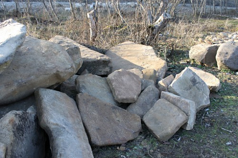 Kamenclub.ru: Песчаник плиты - плахи - пошаговые дорожки (фр. 70-150 мм)  купить в Костроме песчаник серый бежевый желтый зеленый колотый песчаник строительный 6500 руб/т   фото КАМЕНЬ КЛУБ