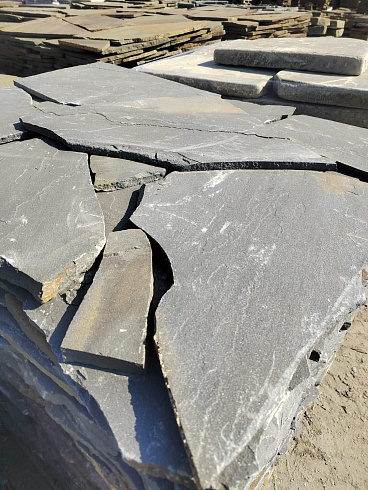 Kamenclub.ru: Песчаник пластушка светло-серый (3,0 см)  купить в Костроме песчаник светло-серый, серый песчаник рваный ландшафтный колотый 13800 руб/м3   фото КАМЕНЬ КЛУБ