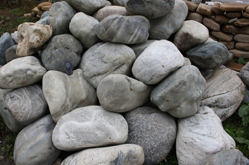 Kamenclub.ru: Речной валун Кабанчик фр.300-500 мм.  купить в Костроме крупный природный камень галька серый, темно-серый речной валун галечник масштабный 7000 руб/т   фото КАМЕНЬ КЛУБ