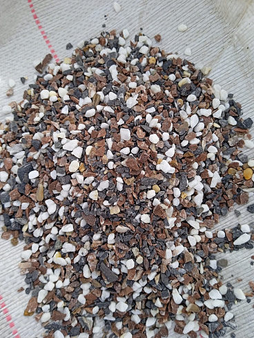 Kamenclub.ru: Мраморная крошка (щебень крошка микс : белый-черный-розовый) фр. 3-5 мм.  купить в Костроме мрамор белый, черный, розовый, разноцветный мраморная каменная крошка декорвтивная 12000 руб/т   фото КАМЕНЬ КЛУБ
