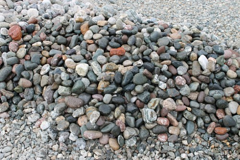 Kamenclub.ru: Галька окат (цветная картошка) фр. 50-100 мм. купить  в Костроме галька природная окатанная серый белый цветной синий темно-серый коричневый округлый галечник окатанный 6800 руб/т   фото КАМЕНЬ КЛУБ