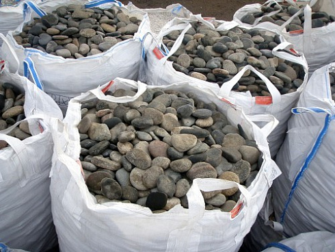 Kamenclub.ru: Галька речная плоская (ассорти) фр. 70-150 мм. купить  в Костроме галька галечник серый белый темно-серый синий светло-серый плоская природная галька  9000 руб/т   фото КАМЕНЬ КЛУБ