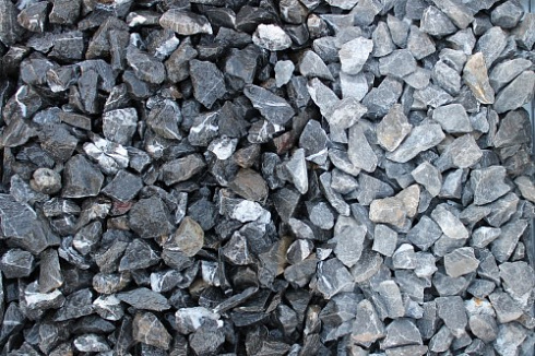 Kamenclub.ru: Щебень крошка черный (мрамор) фр. 20-40 мм.  купить в Костроме мрамор черный с белыми прожилками мраморная каменная крошка 11000 руб/т   фото КАМЕНЬ КЛУБ