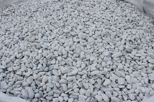 Kamenclub.ru: Мраморная крошка (щебень галтованный белый) фр.10-20 мм.  купить в Костроме мрамор белый, молочный, айвори окатанный округлый декоративный ландшафтный щебень 17000 руб/т   фото КАМЕНЬ КЛУБ