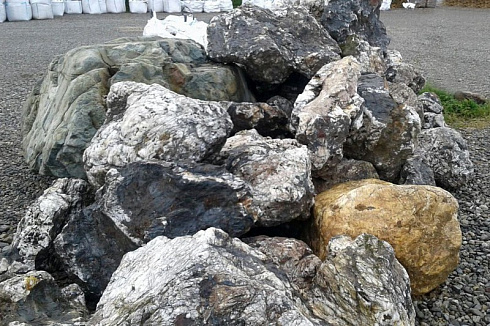 Kamenclub.ru: Черный гранит - кварцит фр. 100-500 мм.  купить в Костроме мрамор гранит черный с белыми прожилками, серый, белый валун скальный колотый 7000 руб/т   фото КАМЕНЬ КЛУБ