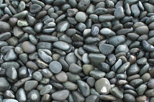 Kamenclub.ru: Галька речная окат (темно-серая) фр. 70-150 мм. купить  в Костроме галька речная темно-серая, синяя, серая речная галька округлая  8000 руб/т   фото КАМЕНЬ КЛУБ