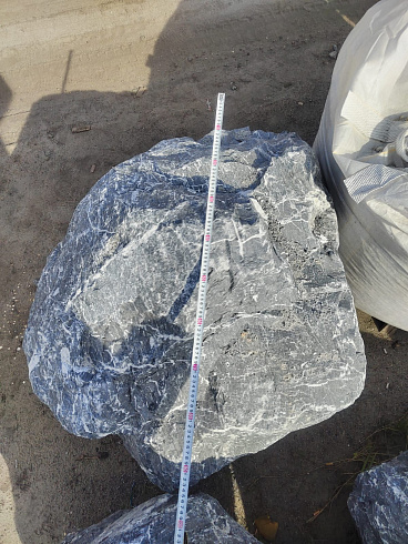 Kamenclub.ru: Черный мрамор скальник фр. 1000-1500 мм.  купить в Костроме мрамор черный белый серый крупный колотый валун ландшафтный 9000 руб/т   фото КАМЕНЬ КЛУБ