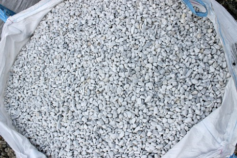 Kamenclub.ru: Мраморная крошка (щебень галтованный белый) фр.10-20 мм.  купить в Костроме мрамор белый, молочный, айвори окатанный округлый декоративный ландшафтный щебень 17000 руб/т   фото КАМЕНЬ КЛУБ