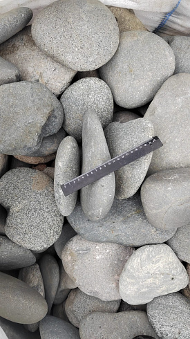 Kamenclub.ru: Галька речная плоская (темно-серая) фр. 70-150 мм. купить  в Костроме галечник природный темно-серый серый синий речная плоская природная окатанная  9000 руб/т   фото КАМЕНЬ КЛУБ