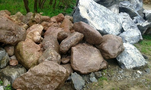 Kamenclub.ru: Конгломераты фр. 300-1000 мм.  купить в Костроме кварц мрамор диабаз коричневый, серый зеленоватый речной валун крупный 6500 руб/т   фото КАМЕНЬ КЛУБ