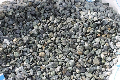 Kamenclub.ru: Щебень крошка зеленый (змеевик) фр. 20-40 мм.  купить в Костроме мрамор зеленый, салатовый ландшафтная мраморная крошка 8500 руб/т   фото КАМЕНЬ КЛУБ