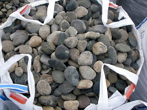 Kamenclub.ru: Галька речная плоская (ассорти) фр. 100-200-300 мм. купить  в Костроме галька плоская разноцветная серый белый темно-серый синий речная галька ландшафтная 8000 руб/т   фото КАМЕНЬ КЛУБ