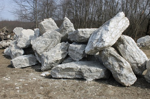Kamenclub.ru: Мраморизированный известняк фр.500-1500 мм.  купить в Костроме    10000 руб/т   фото КАМЕНЬ КЛУБ