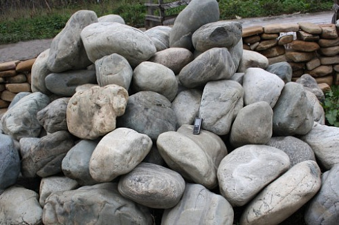 Kamenclub.ru: Речной валун Кабанчик фр.300-500 мм.  купить в Костроме крупный природный камень галька серый, темно-серый речной валун галечник масштабный 7000 руб/т   фото КАМЕНЬ КЛУБ