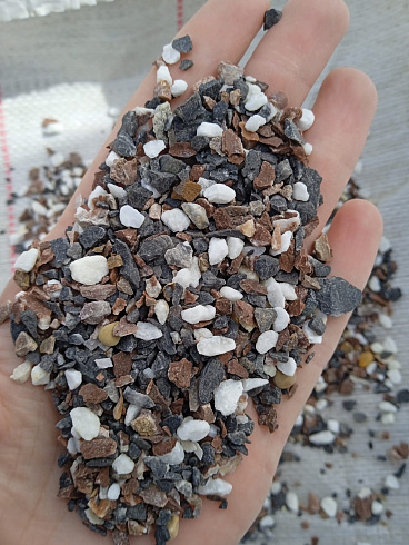 Kamenclub.ru: Мраморная крошка (щебень крошка микс : белый-черный-розовый) фр. 5-10 мм.  купить в Костроме мрамор белый, черный, розовый, разноцветный микс декоративная мраморная каменная крошка 12000 руб/т   фото КАМЕНЬ КЛУБ