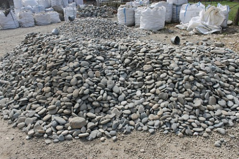 Kamenclub.ru: Галька речная плоская (ассорти) фр. 70-150 мм. купить  в Костроме галька галечник серый белый темно-серый синий светло-серый плоская природная галька  9000 руб/т   фото КАМЕНЬ КЛУБ
