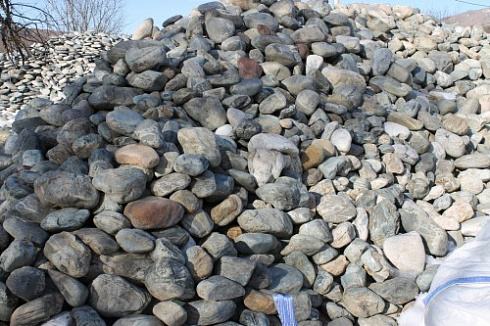 Kamenclub.ru: Ландшафтные валунчики фр.100-500 мм.  купить в Костроме крупный природный камень серый, темно-серый, светло-серый речной валун крупный 4800 руб/т   фото КАМЕНЬ КЛУБ