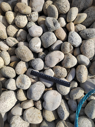 Kamenclub.ru: Галька речная окат (серо-белая) фр. 70-120 мм купить  в Костроме галька галечник бело-серая, серо-белая, серая, белая речная природная галька  8000 руб/т   фото КАМЕНЬ КЛУБ