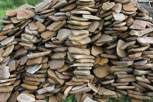 Kamenclub.ru: Песчаник колотый для облицовки (фр. 2-3 см)  купить в Костроме песчаник бежевый серый рыжий песчаник строительный 5000 руб/т   фото КАМЕНЬ КЛУБ