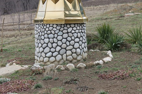 Kamenclub.ru: Галька речная плоская (бело-серая) фр. 100-200-300 мм. купить  в Костроме галька речная плоская серый, белый, бело-серый, серо-белый речная галька плоская  9000 руб/т   фото КАМЕНЬ КЛУБ