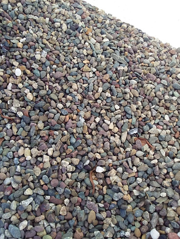 Kamenclub.ru: Галька речная окат цветная фр.5-10 мм. купить  в Костроме галька речная белый, серый, красноватый, синий, темно-серый речная окатанная галька декоративная 6800 руб/т   фото КАМЕНЬ КЛУБ