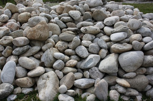 Kamenclub.ru: Бело-серый валунчик фр.100-300 мм.  купить в Костроме крупный камень для ландшафта серый, белый бело-серый валун крупная галька 4500 руб/т   фото КАМЕНЬ КЛУБ