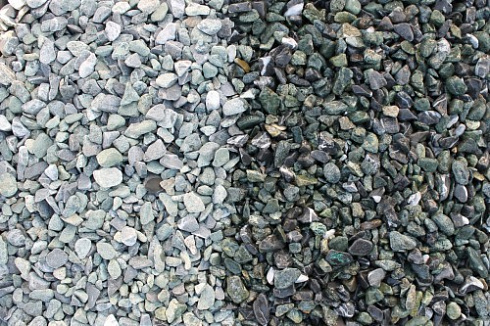 Kamenclub.ru: Мраморная крошка (щебень галтованный микс:зеленый-черный) фр.10-20 мм.  купить в Костроме мрамор зеленый, черный декоративные ландшафтные окатанные округлые камни щебня 14500 руб/т   фото КАМЕНЬ КЛУБ