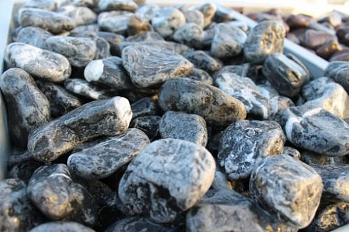 Kamenclub.ru: Щебень галтованный черный (мрамор) фр.20-40 мм.  купить в Костроме мрамор черный с белыми прожилками мрамор окатанный округлый 15000 руб/т   фото КАМЕНЬ КЛУБ