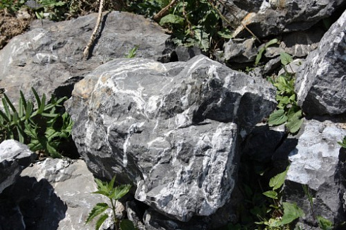 Kamenclub.ru: Черный мрамор скальник фр. 1000-1500 мм.  купить в Костроме мрамор черный белый серый крупный колотый валун ландшафтный 9000 руб/т   фото КАМЕНЬ КЛУБ