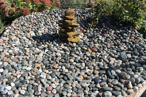 Kamenclub.ru: Галька окат (цветная картошка) фр. 50-100 мм. купить  в Костроме галька природная окатанная серый белый цветной синий темно-серый коричневый округлый галечник окатанный 6800 руб/т   фото КАМЕНЬ КЛУБ