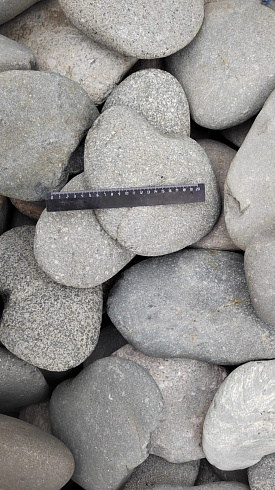 Kamenclub.ru: Галька речная плоская (темно-серая) фр. 70-150 мм. купить  в Костроме галечник природный темно-серый серый синий речная плоская природная окатанная  9000 руб/т   фото КАМЕНЬ КЛУБ