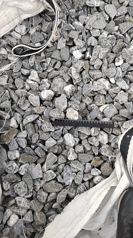 Kamenclub.ru: Щебень галтованный черный (мрамор) фр.40-70 мм.  купить в Костроме мрамор черный с белыми прожилками, черный, белый щебень галтованный округлый 13500 руб/т   фото КАМЕНЬ КЛУБ