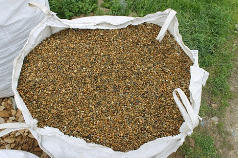 Kamenclub.ru: Галька окат (серо-желтая) фр.10-20 мм. купить  в Костроме галька серо-желтая, рыжая, серый речная окатанная округлая галька 5000 руб/т   фото КАМЕНЬ КЛУБ