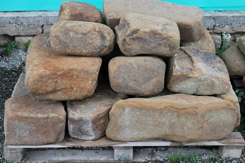 Kamenclub.ru: Песчаник для строительства и кладки (фр. 200-400 мм)  купить в Костроме песчаник бежевый серый рыжий желтый блоки для строительства из песчаника 6500 руб/т   фото КАМЕНЬ КЛУБ