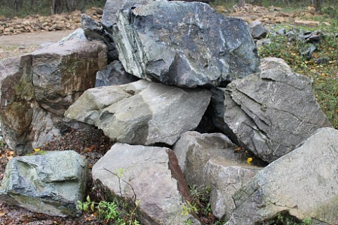 Kamenclub.ru: Змеевик скальник фр. 500-1500 мм.  купить в Костроме змеевик зеленый серый черный глыба скальная колотая 7500 руб/т   фото КАМЕНЬ КЛУБ